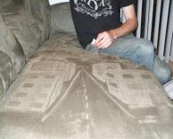 מצייר על הספה