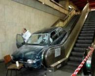 מכונית במדרגות נעות