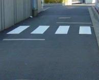 מעבר חצייה שמוביל לקיר