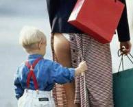 ילד אוחז באימו