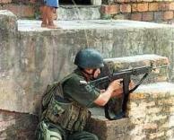 משתין על חייל