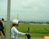 לא יודעת לשים קסדה