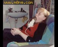 ילד אוכל חולדה