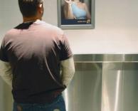 מסתכל על עצמו במראה