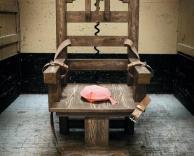 כסא מצחיק או מפחיד?