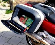 ילד חמוד ישן באופנוע