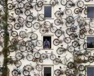 קיר מלא אופניים