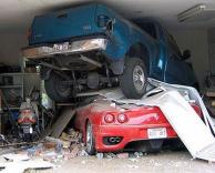 תאונה מוזרה	