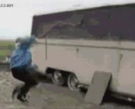 תרנגול רודף אחרי ילד 