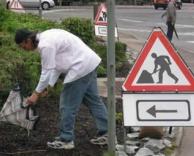 איש עם מטריה או תמרור