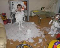 זה מה שקורה שאמא מחוץ לבית