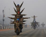 כמה חיילים על אופנוע אחד