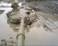 הטנק תקוע בבוץ..