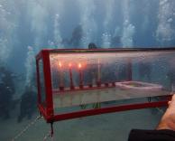 חנוכייה מתחת למים