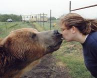 אישה מנשקת דוב גריזלי