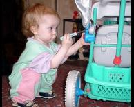תינוק מתקן עגלה