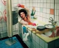 גבר שוטף כלים