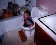 ילד נתקע בשירותים. P:
