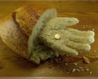 לחם אכול בצורת יד